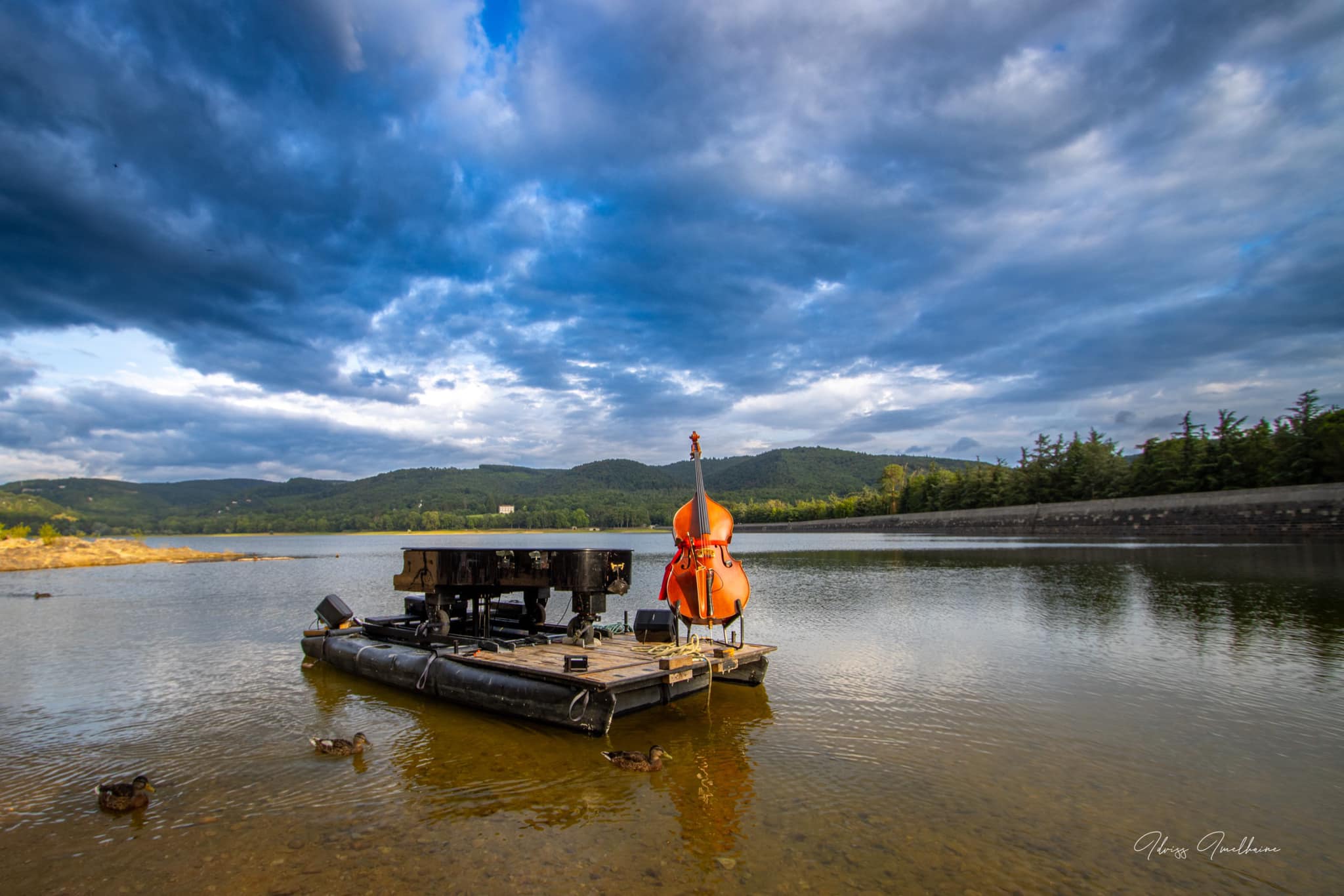 piano sur le lac